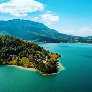 https://hotel-la-villa-ginette.hotels-rhonealpes.com